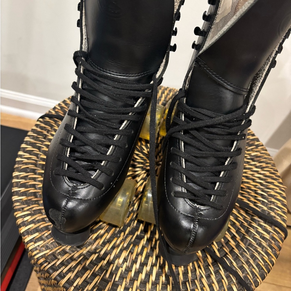 Black Women's Riedell 220 Roller Skates (5 1/2)
